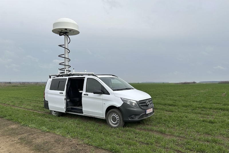 Mobile spectrum radio monitoring station with telescopic mast
